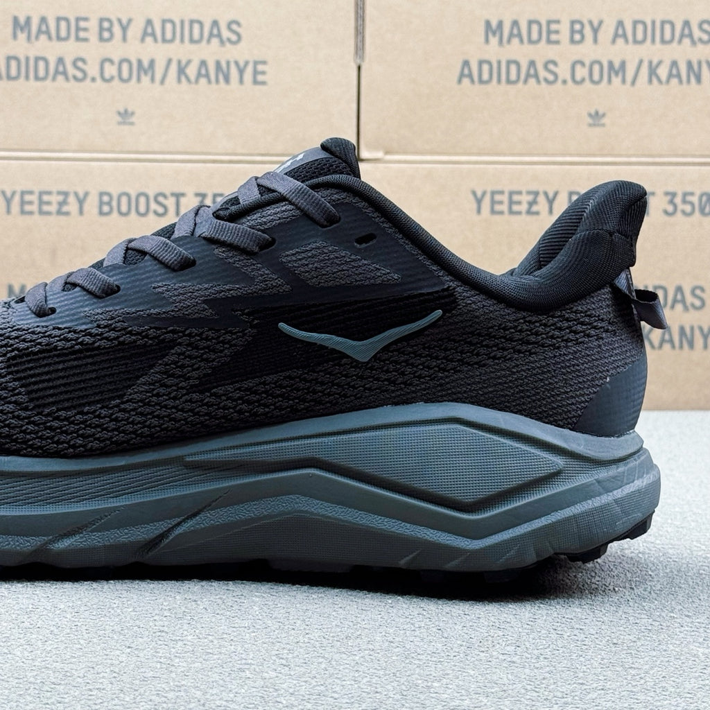 HOKA Challenger 8 Black