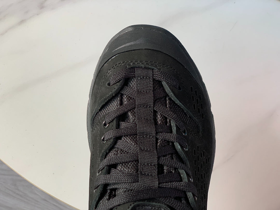 HOKA Ultra Low Gore-Tex All Black