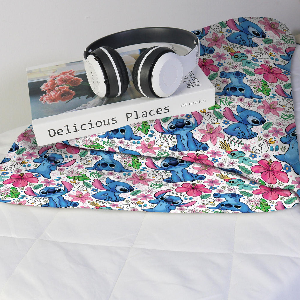 Stitch Tropical Fleece Blanket – Cute Hibiscus Throw for Kids & Fans – Soft Cozy Blanket Gift
