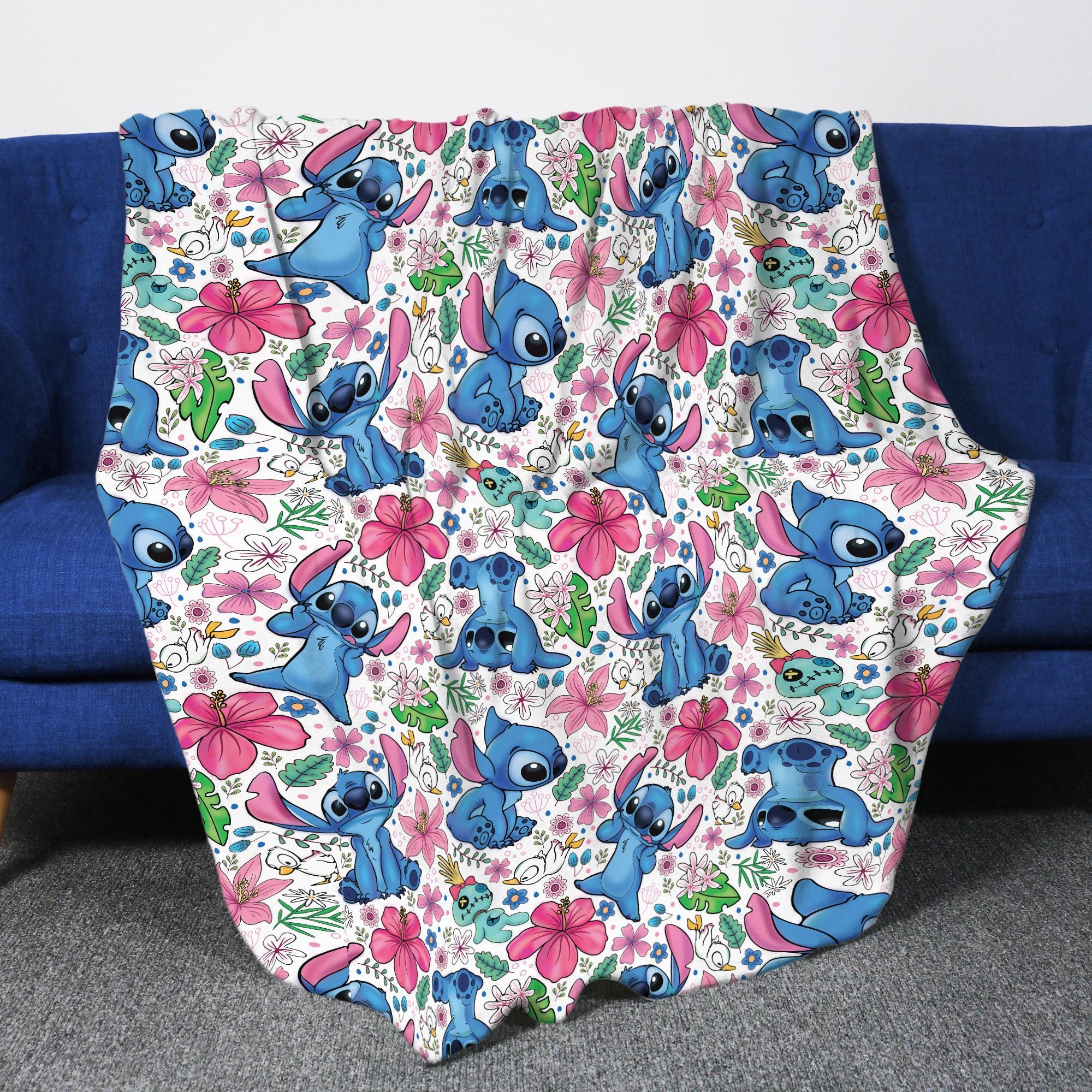 Stitch Tropical Fleece Blanket – Cute Hibiscus Throw for Kids & Fans – Soft Cozy Blanket Gift