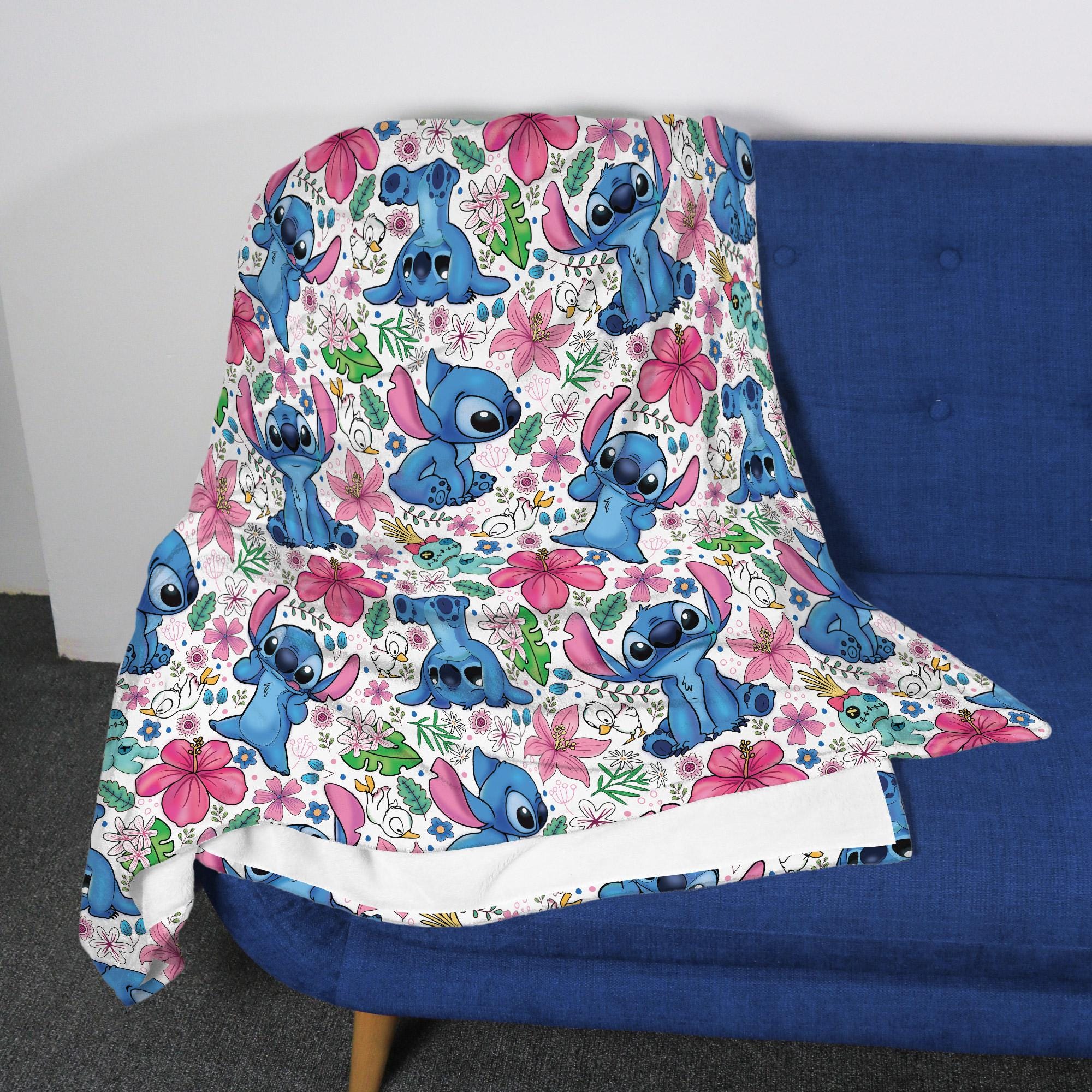Stitch Tropical Fleece Blanket – Cute Hibiscus Throw for Kids & Fans – Soft Cozy Blanket Gift
